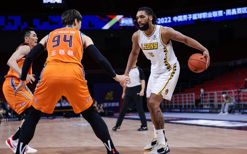 奥卡福|奥卡福5分1板，被莫兰德完爆，球风太软不敢对抗，难怪NBA不要你