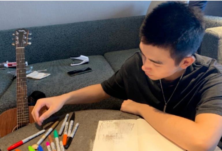 陈飞宇晒出自己的家,爸妈都是一线明星,家里装修却像普通家庭