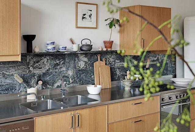 这位北欧阿姨112平住宅,精雕天花板,灰墙不锈钢台面,优雅精致