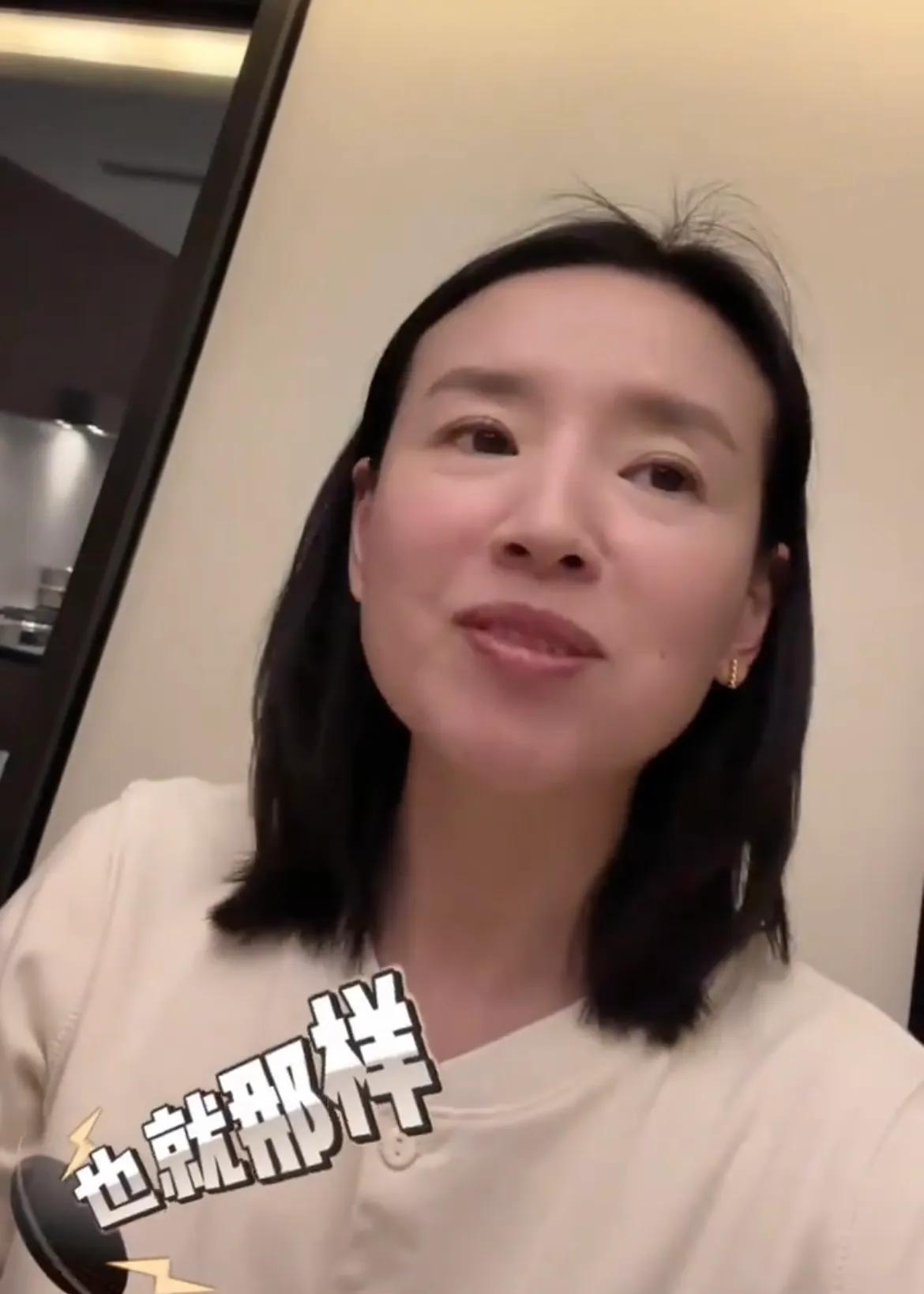 董洁|董洁下厨做美食，儿子顶顶故意不捧场，母子俩“斗嘴式”互动可爱