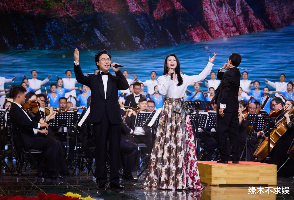 国庆晚会|2022央视国庆晚会：周冬雨《目光》让人泪崩，韩红李宇春唱哭观众