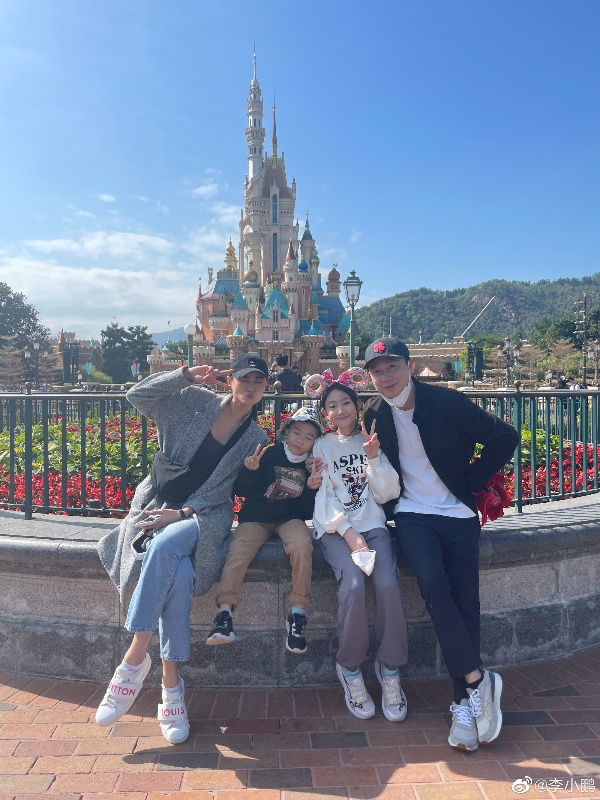 奥莉|温馨！奥运冠军李小鹏晒一家四口全家福，女儿奥莉出落得亭亭玉立
