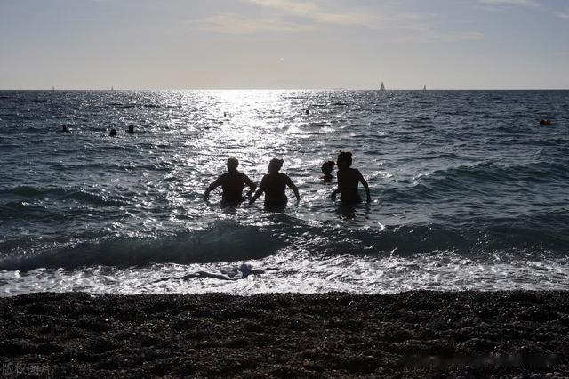潍坊|希腊雅典天气温暖 游客阿里莫斯海滩上享受阳光