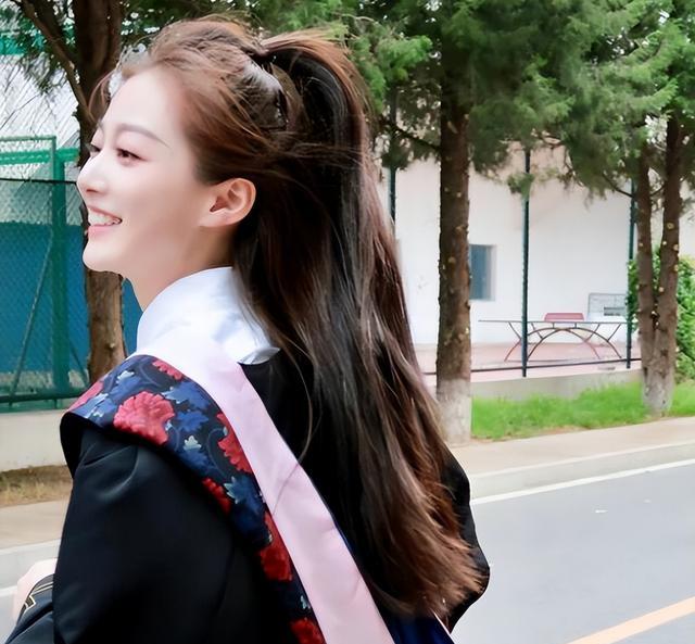 |冯琳毕业合照流出,笑容甜美清新可爱,但比起室友还是略有逊色