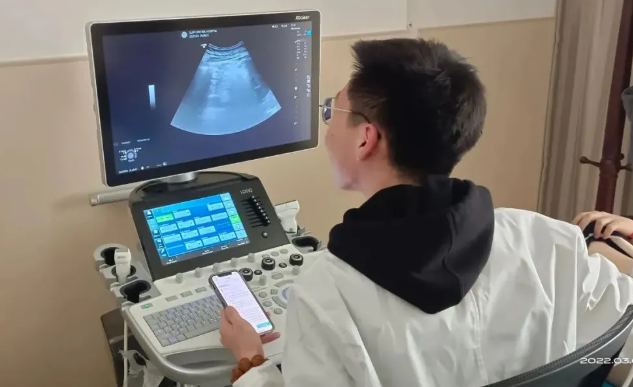 医学生|医学生第一天上班,遇到问题就“查百度”,画面可爱又叫人苦涩