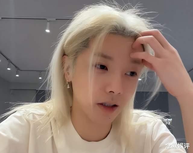 华晨宇|32岁华晨宇在家剪头发，素颜出镜状态不佳，脸色煞白难看令人担忧