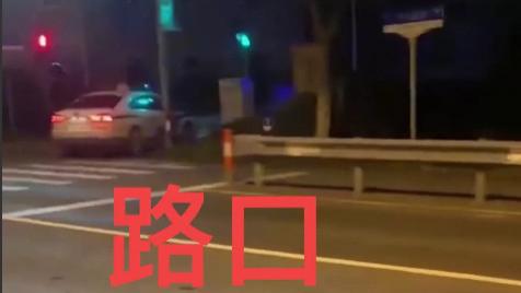 上海一网约车男司机送完客人到达目的地回程时，意外发现一名老人倒在了非机动车道处