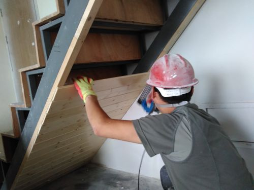 老公亲手给新房加了个木板楼梯,竟引得整个小区邻居都来围观!