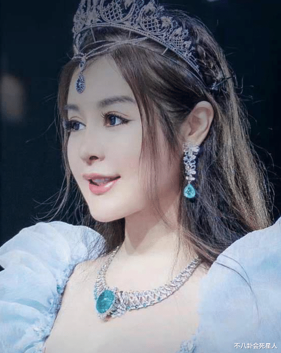 曝51岁网红老板娘偷逃税过亿,交往小20岁男友,在国外是名人