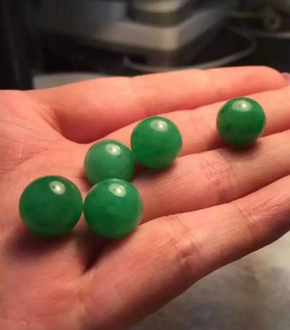 翡翠|价值1000万的翡翠原石才车出46颗翡翠珠子？你敢这么玩？