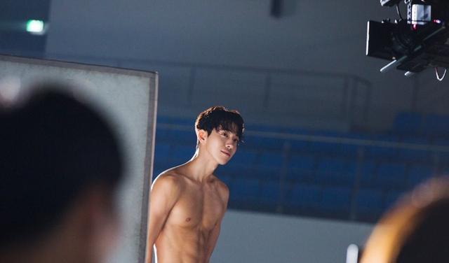 刘德华|《25，21》南柱赫人气爆红！回顾男神腹肌花絮照，雕像身材太可口