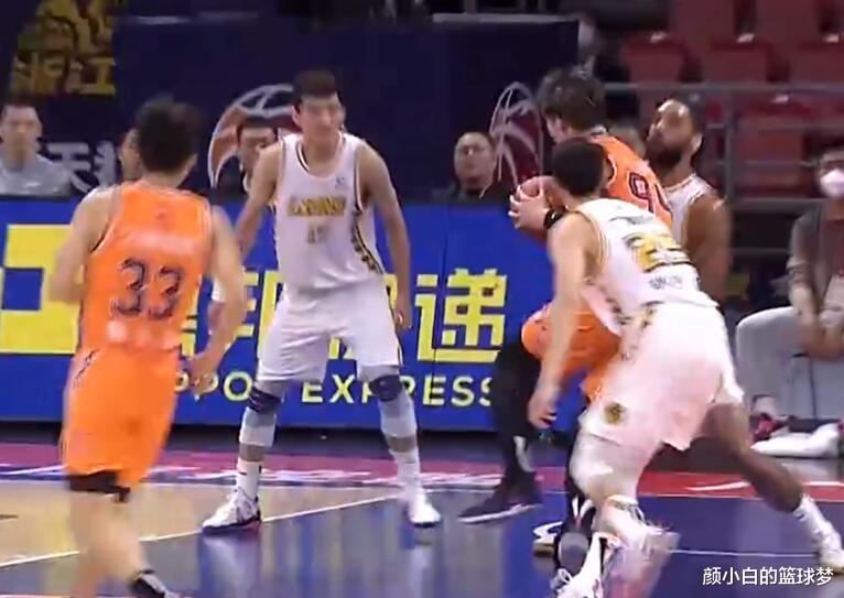 王哲林|季后赛最差一战！王哲林15+4被奥卡福碾压，NBA探花20+14真强
