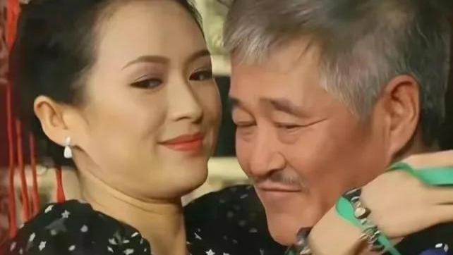 章子怡|章子怡三亚给赵本山拜年，穿300元衣服引热议，满脸通红醉意明显