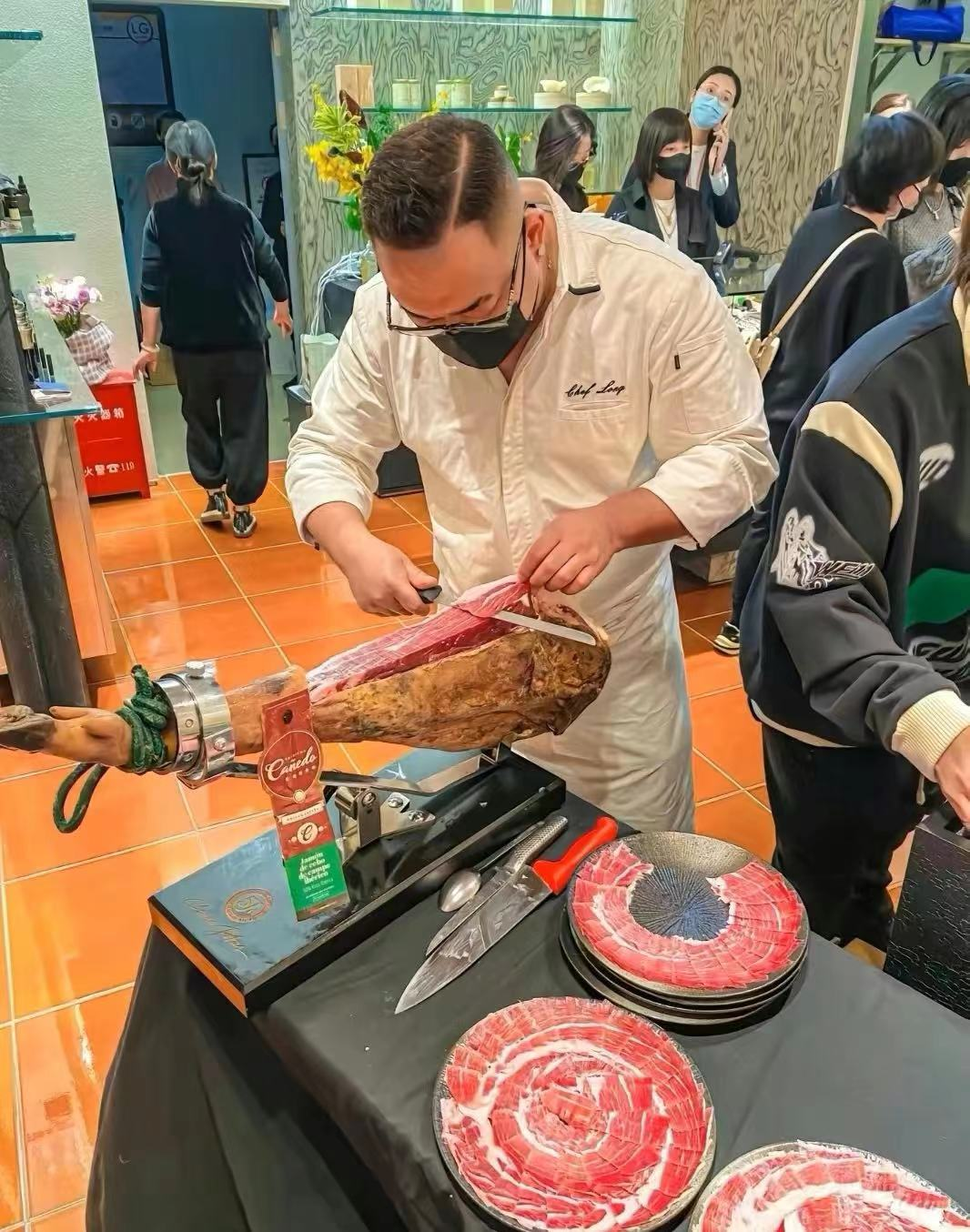 姐姐|黄渤姐姐青岛新店开张！众星捧场庆贺，央视金龟子现身引围观