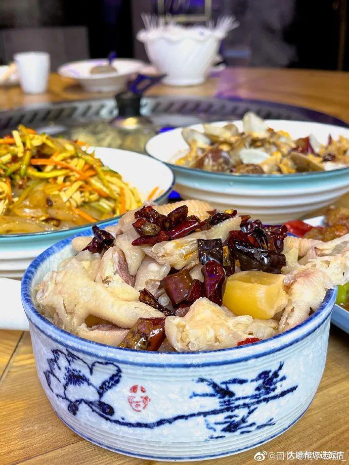 吃在大连-又到了吃铁锅炖的季节啦，你吃过铁锅里面放酸菜猪肉包子吗？