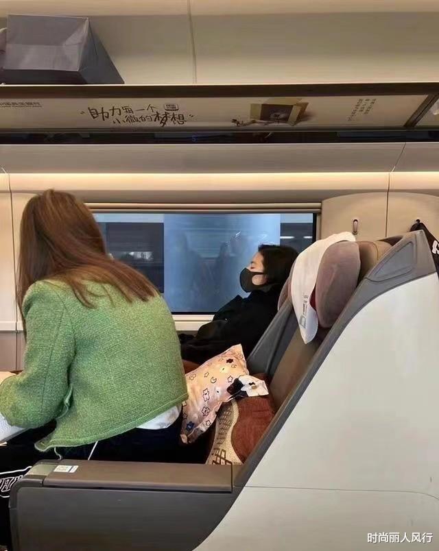 刘亦菲|刘亦菲又重回千金大小姐排场！背32万爱马仕赶高铁，出行不输豪门