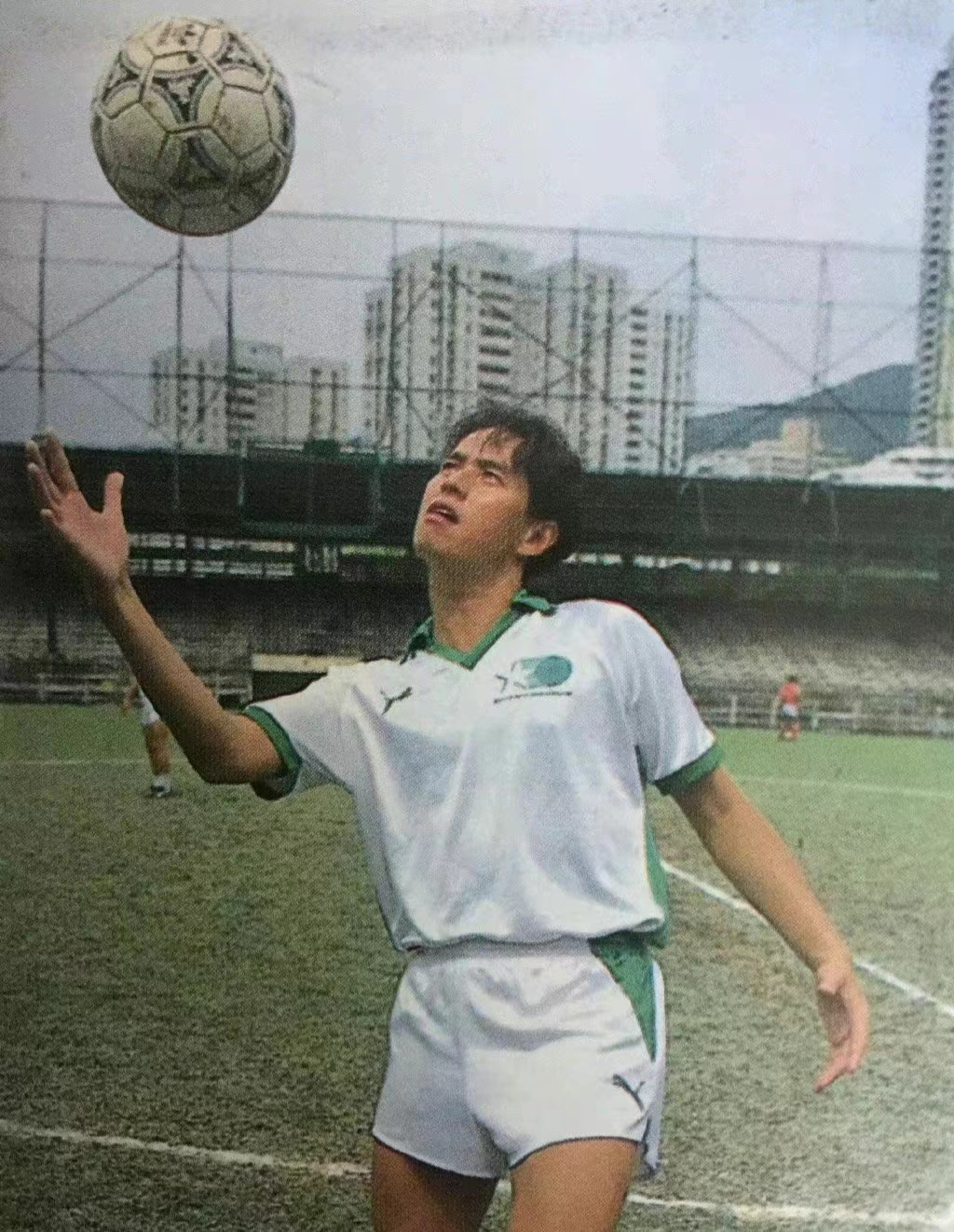 谭咏麟|72岁谭咏麟每周踢4场球，精力充沛让人羡慕，出轨生子再被提起