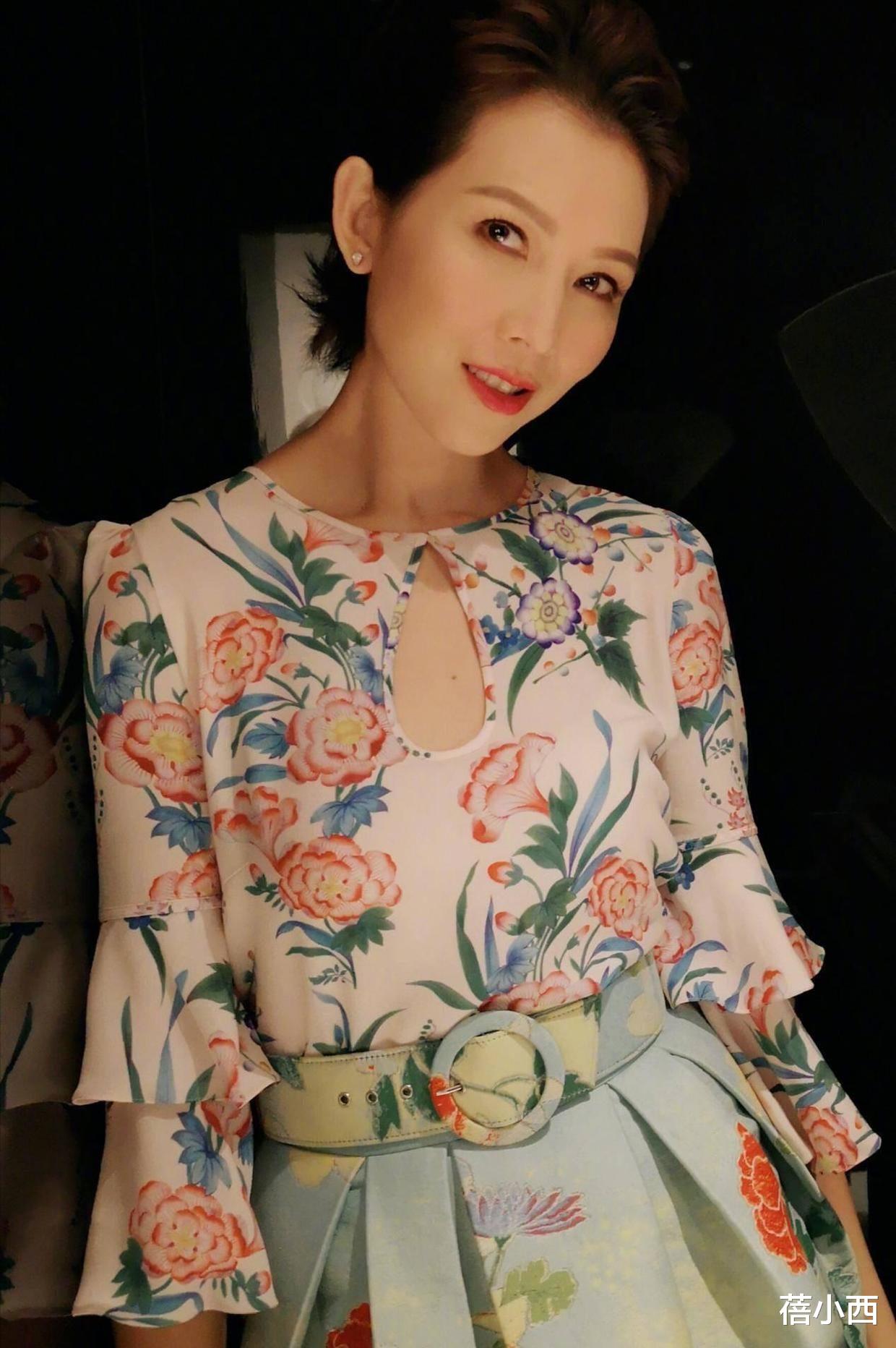 卷发 “蔡少芬”不愧是港姐出身，穿红色西装配高马尾，气场不输超模