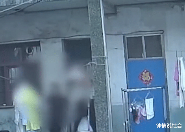 江苏一男子偷百件女装给充气娃娃穿,摆满派出所院子,网友:可真刑
