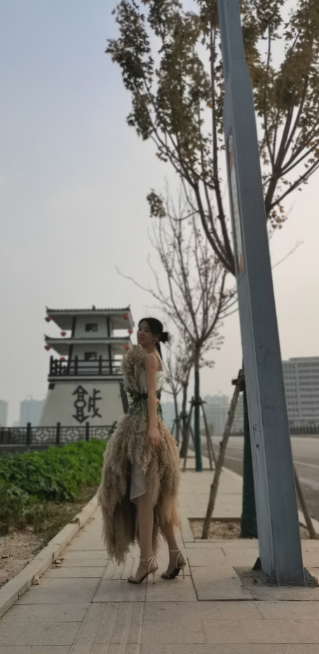 90后成武女子自制芦苇礼服,创意十足获网友点赞