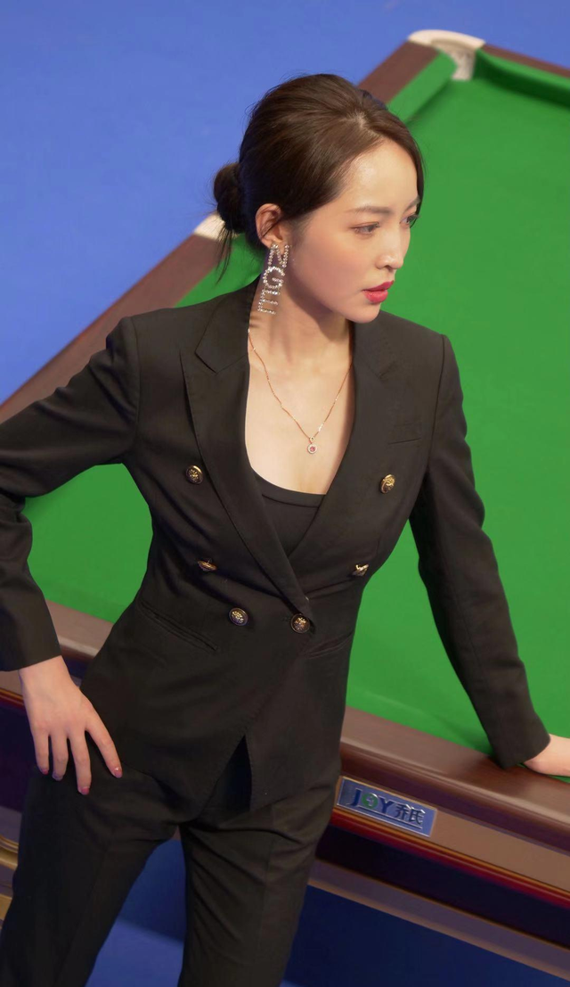 王钟瑶|王钟瑶：最美台球女裁判，酷似世界小姐，魔鬼身材太亮眼