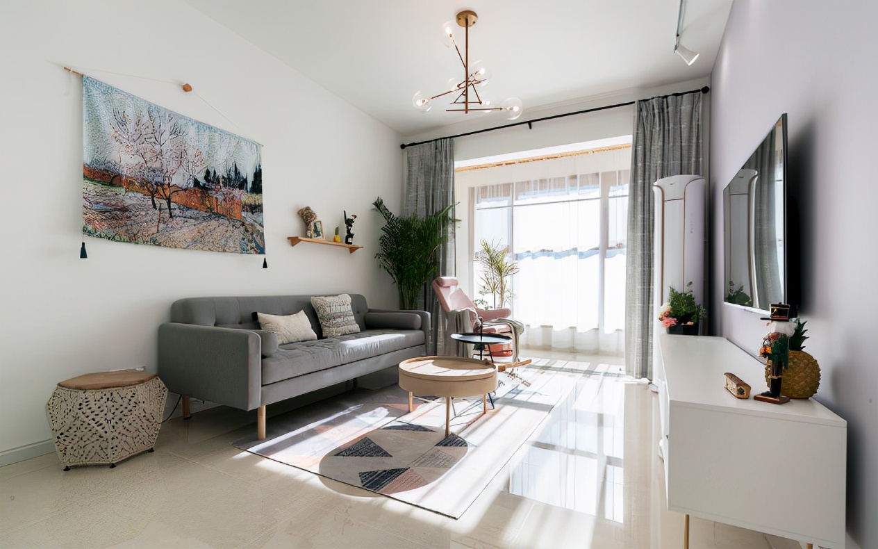 客厅连着阳台,窗帘挂阳台还是客厅?听设计师一分析,讲究多多