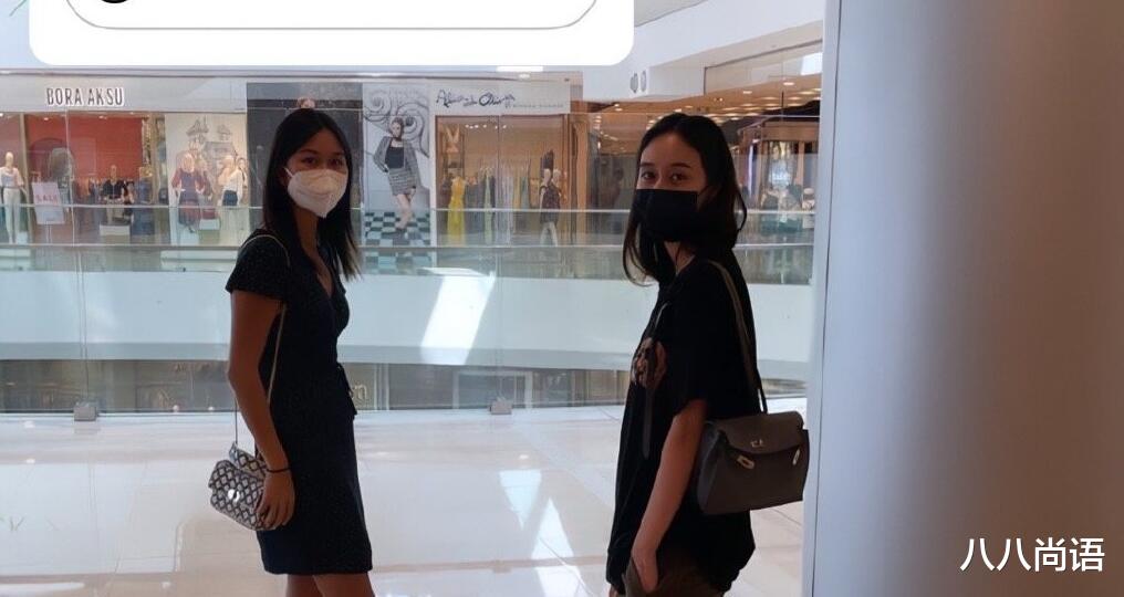何超凤|何超凤女儿罕见出镜，和小姨妈何超欣逛街购物，身材超好颜值很高