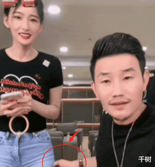 女孩|好家伙!嘎子哥谢孟伟直播卖牛仔裤,摸女孩大腿,女孩尴尬一笑