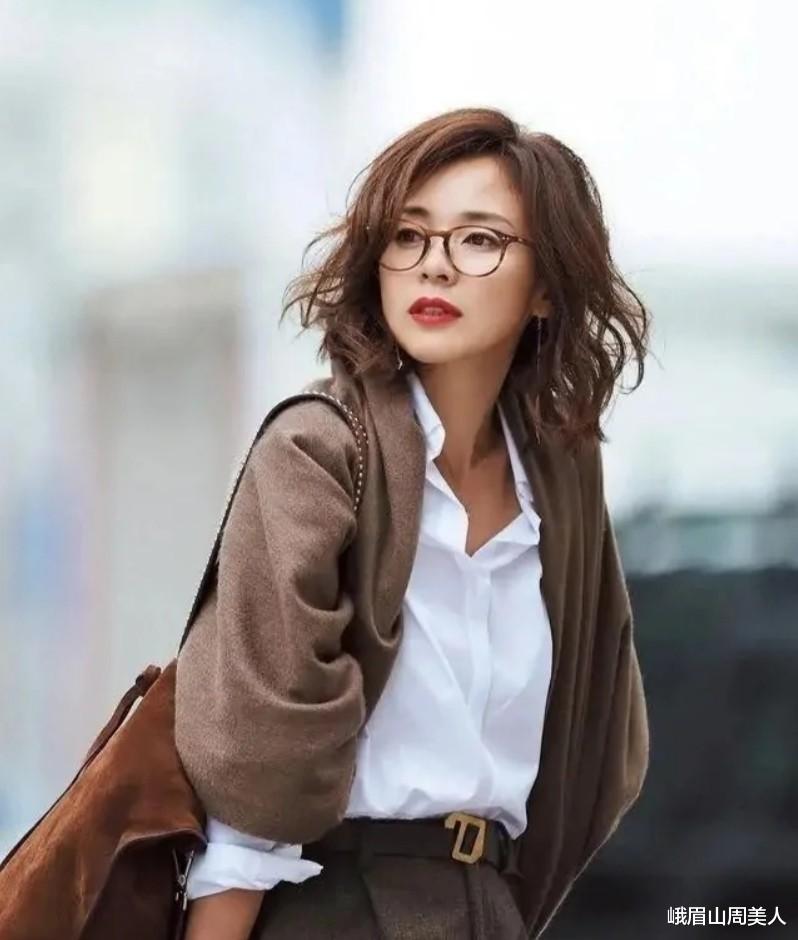 发型 4、50岁的女人少留这“5种”发型，不仅大妈感十足，还显老没气质