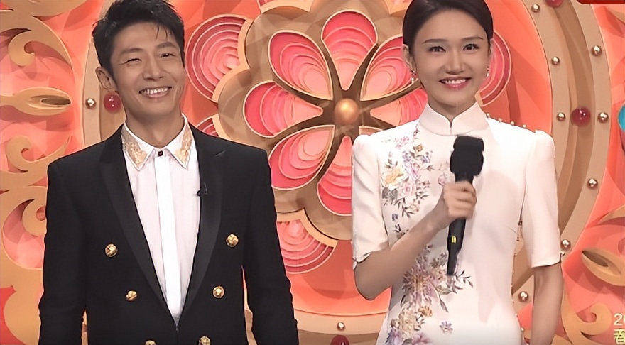 董卿|周涛董卿却上了热搜！春晚龙洋马凡舒挑大梁，旗袍造型把人惊艳了