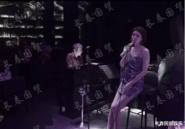 李亚鹏|李亚鹏前女友近照曝光，舞台上深情演唱，斜肩短裙大长腿抢镜