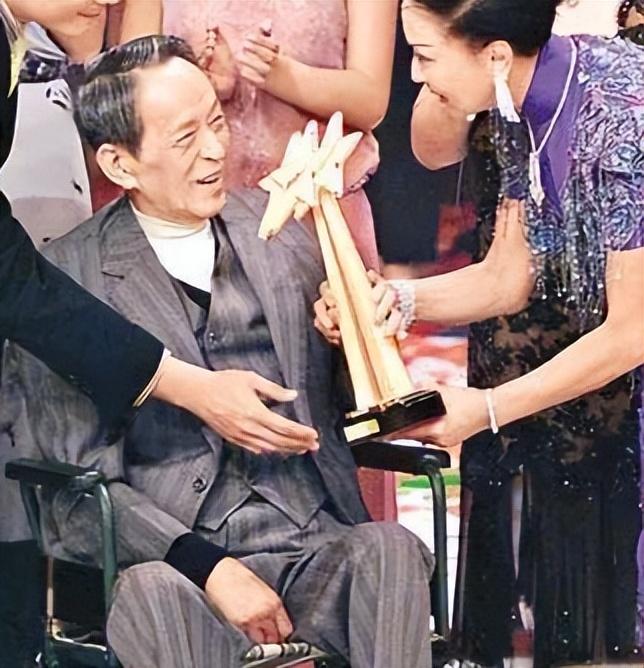 香港过气明星:酷似梁朝伟,无奈当保安,撞脸谢霆锋,转行做司机