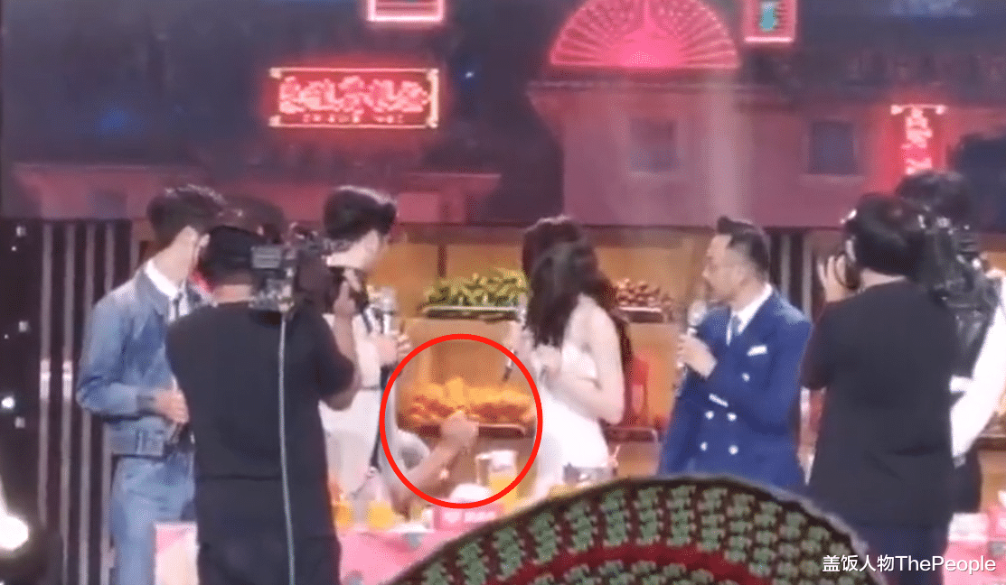 李佳航|女星被骚扰时男星的反应：大张伟李佳航真男人，黄渤王一博看热闹