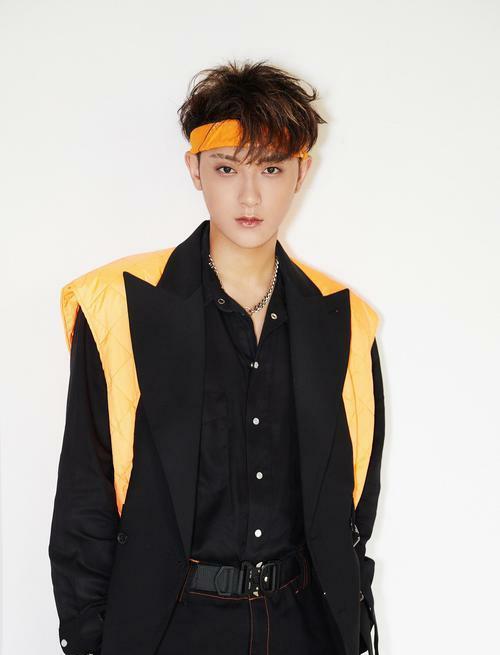 黄子韬|黄子韬录了一天舞台就阳了，难受到哽咽仍没忘记和粉丝调侃！