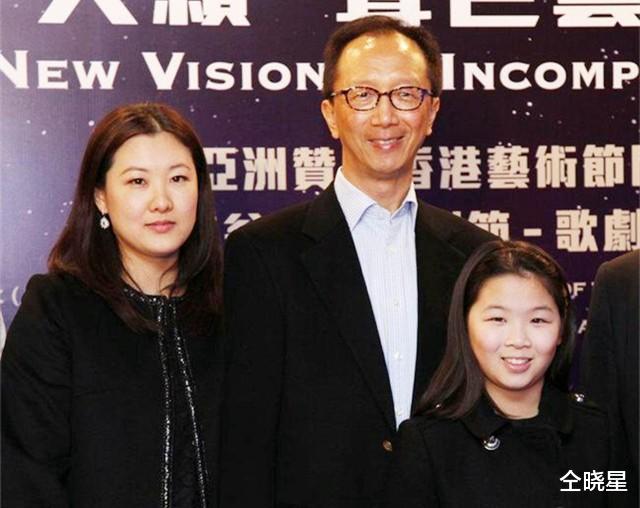 伏明霞|跳水女皇伏明霞近况：70岁丈夫当上董事长，19岁女儿亭亭玉立