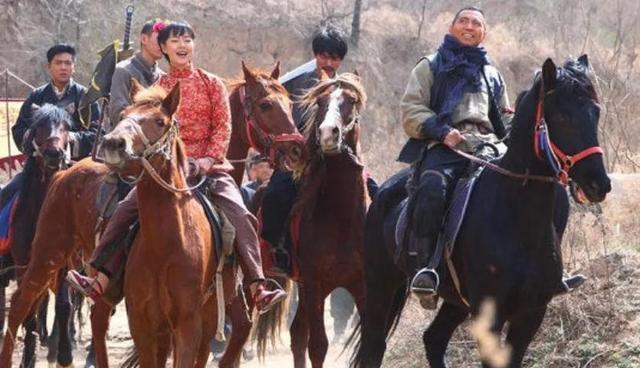 谷智鑫|谷智鑫：34岁拍戏坠马瘫痪，痴情女友照顾他8年，未办婚礼是遗憾