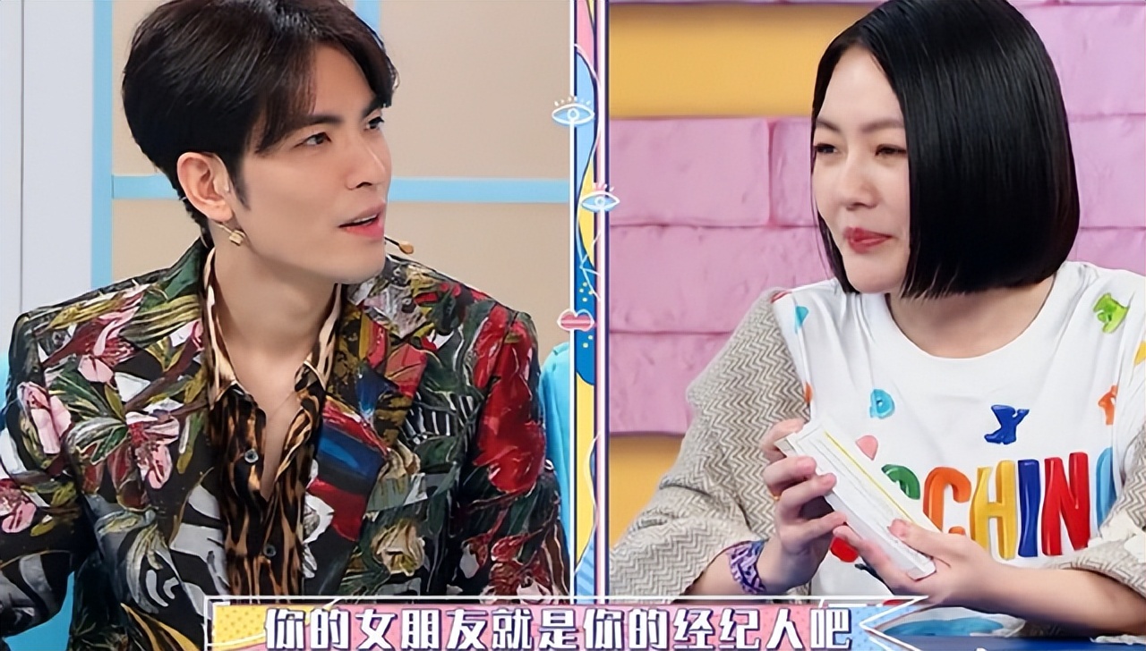 萧敬腾|萧敬腾带48岁女友经纪人吃路边摊,朴实低调接地气,保镖一路随行