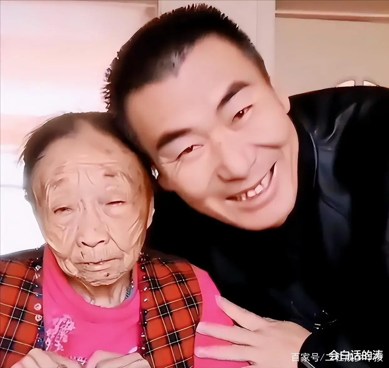 |李玉成携新欢出游，英雄救美获众人点赞，85岁马玉琴晒美颜照比美