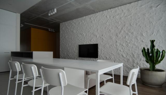 断舍离后工业风不等于穷装，舍弃墙漆、吊顶，120㎡保留了高级感