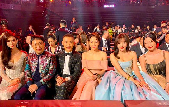 秦岚|林志玲和秦岚合影火了，气质反差太大引起热议，网友：不像同龄人