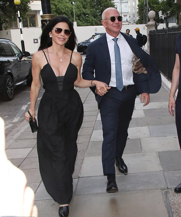 贝索斯带着女友和阿汤哥约饭！52岁桑切斯穿低胸裙不服老，太性感