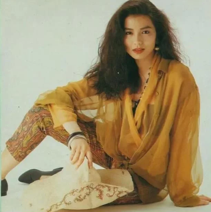 钟楚红：她被誉为“香港的玛丽莲梦露”，风情万种