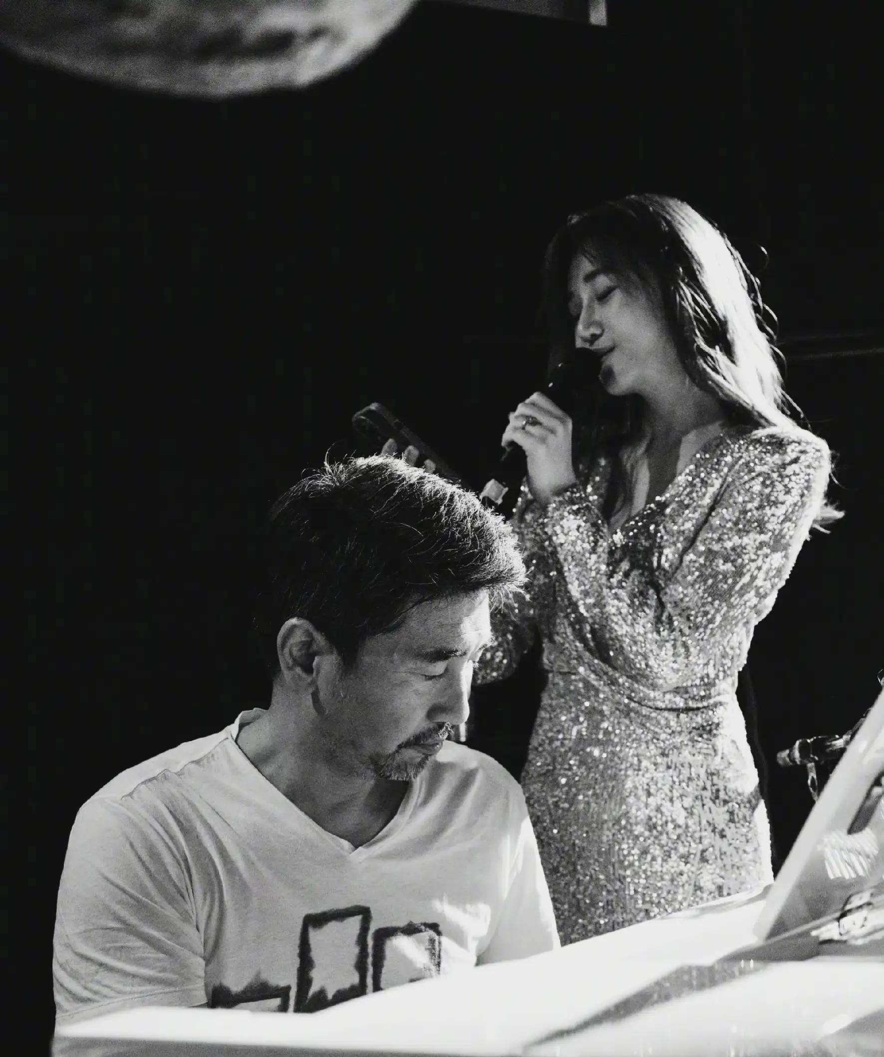 车晓|50岁沙宝亮真好命,女友小16岁气质还清纯,连日常自拍都这么甜