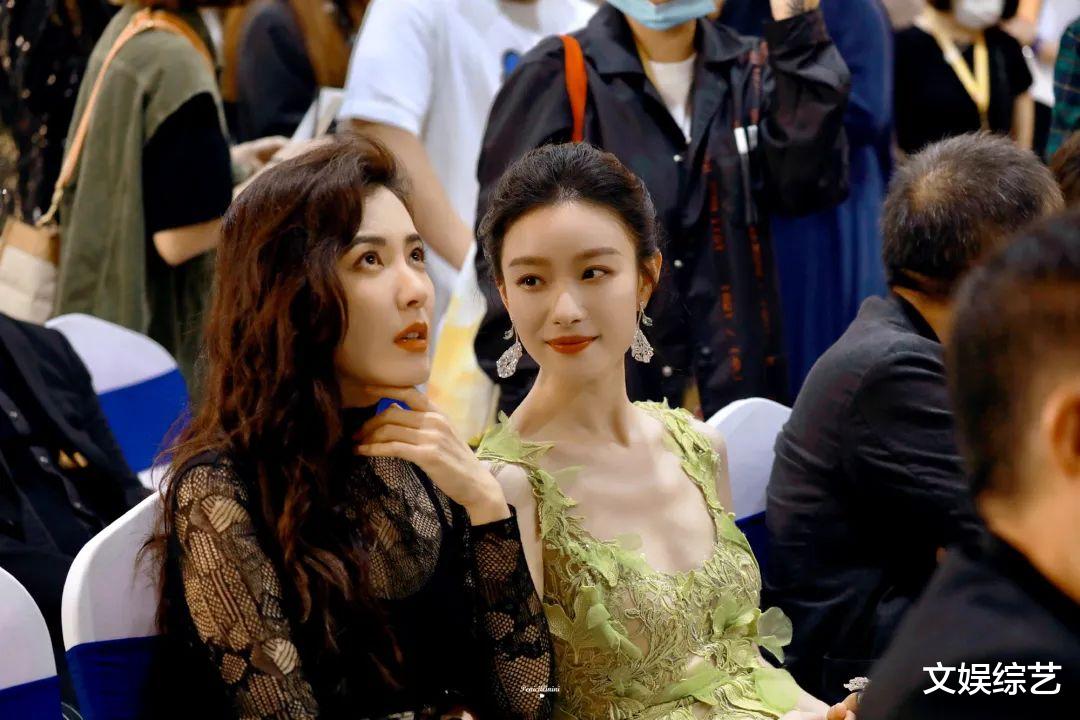 倪妮|倪妮穿绿色透视装参加金鸡奖,大秀曼妙的身姿,像极了一场时尚秀