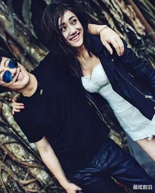 被郑钧和刘芸秀到了，一个穿黑T恤一个穿皮衣，高颜值组合太养眼