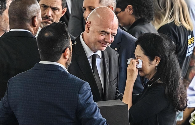 贝利|贝利遗孀,一身黑裙配长发出席葬礼仪式,拿纸巾擦泪“楚楚动人”