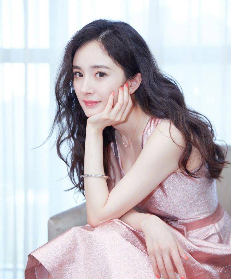 王晓晨|杨幂王晓晨一穿泳衣就露馅！明明身材好，就不走性感路线！