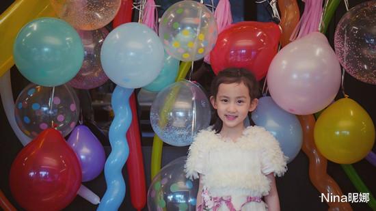 黄磊|黄磊首次带小女儿露面，9岁穿连帽卫衣剪刀切刘海，母女高鼻梁似烙饼