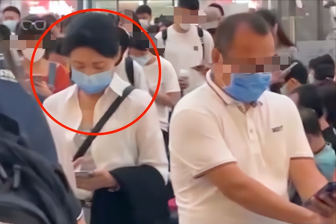 周涛|曝主持人周涛近况！穿着朴素高铁站排队，离开央视6年事业红火