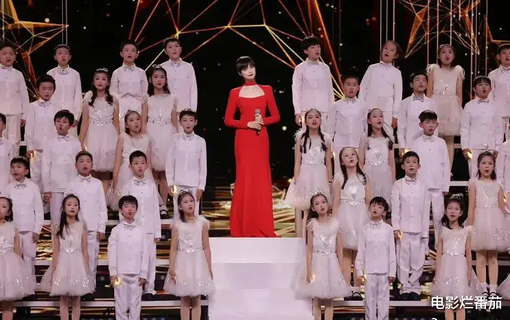 春晚|卫视春晚比美:baby离婚后美呆,关晓彤衣品没得挑,杨幂惊艳全场